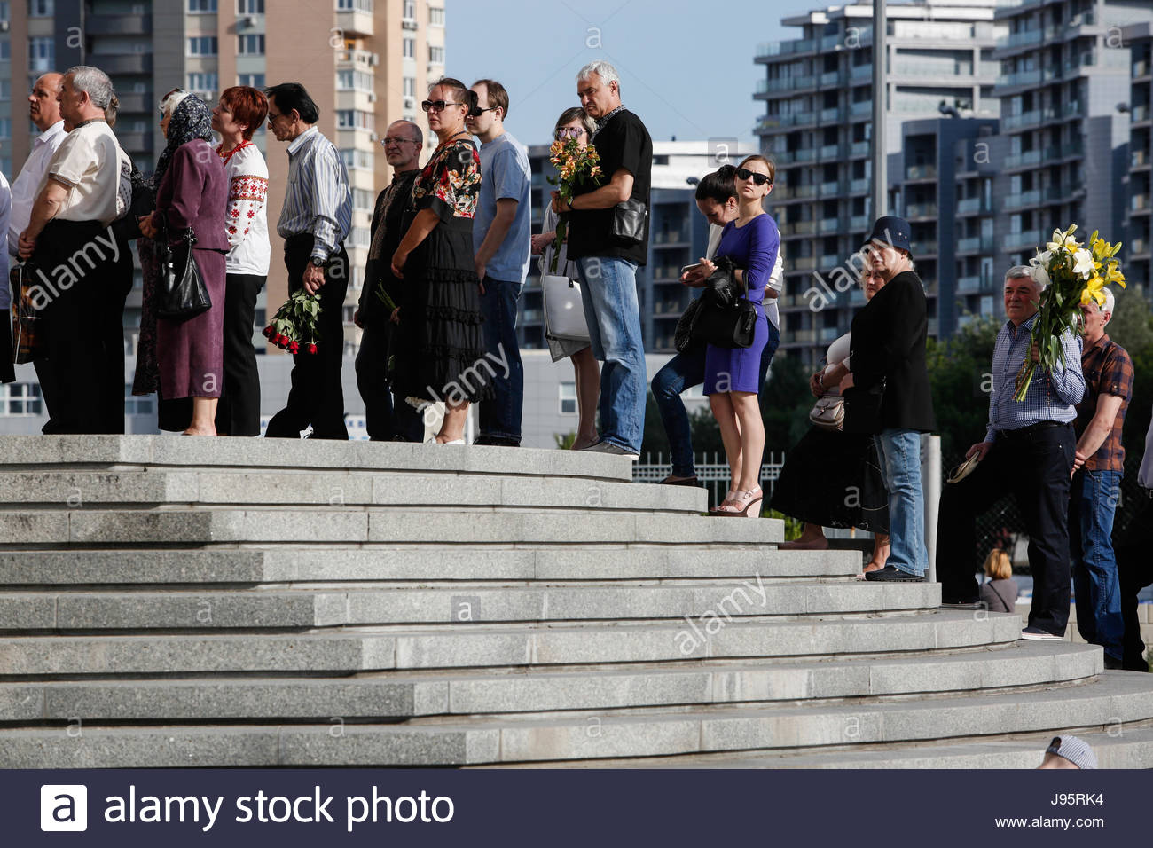 kiev-ukraine-4th-jun-2017-people-stay-in-queue-to-pay-their-last-respect-J95RK4